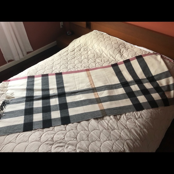 Burberry Accessories - Burberry scarf/wrap